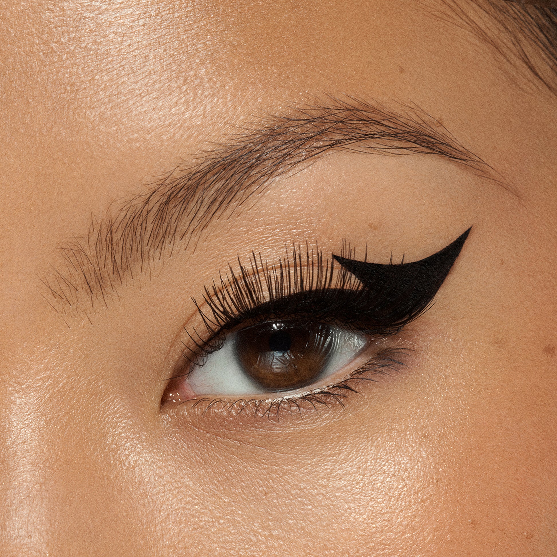VIEVE Power Ink Liner Eyeliner vieve-power-ink-liner-black-eyeliner-4