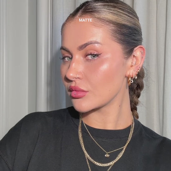 Model video showing how to use Invisveil Setting Spray, mentioning key product benefits