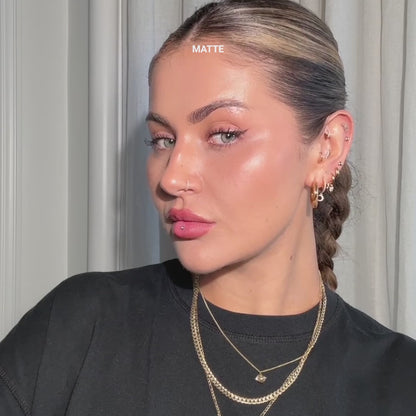 Model video showing how to use Invisveil Setting Spray, mentioning key product benefits