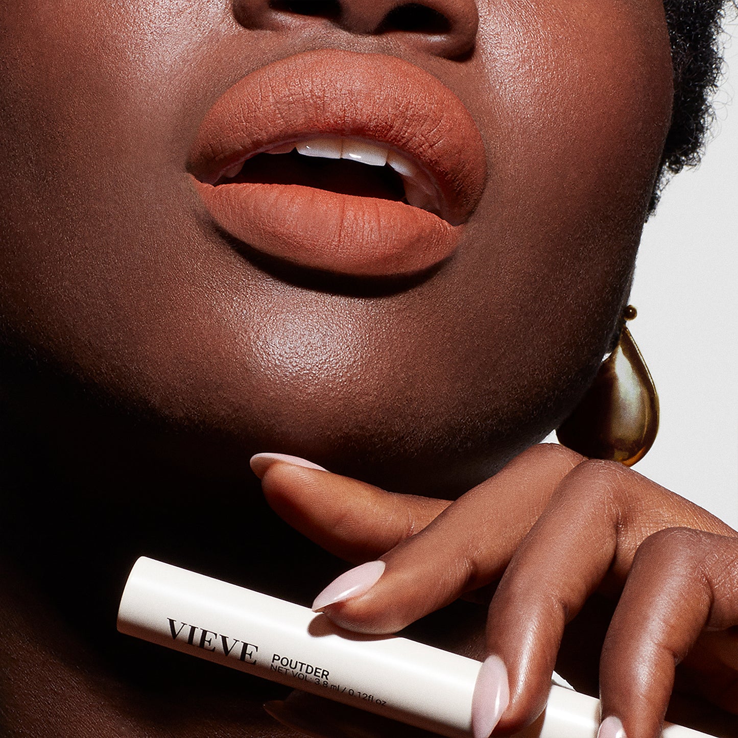 VIEVE Poutder Lipstick vieve-miss-figgy-soft-brown-lip-mousse-4